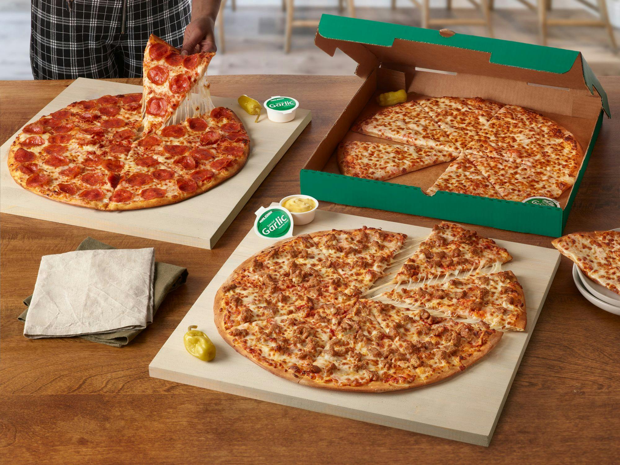 La pizza Thin Crust se establece como una elección ligera y deliciosa que cautiva a los amantes de la pizza con su masa delgada crujiente